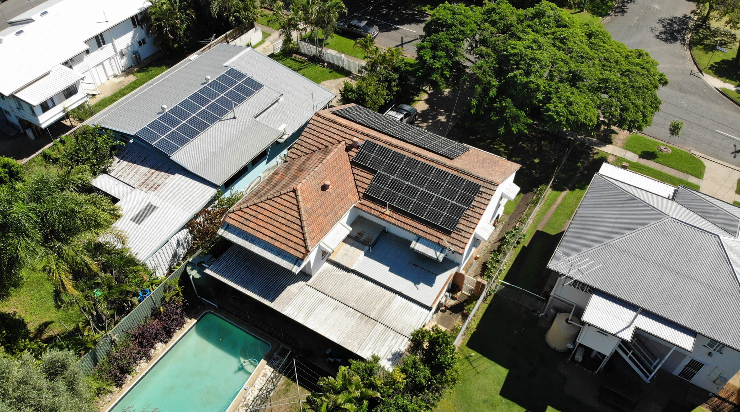 Bird's eye view of residential homes with solar panels installed by Sunrays Power